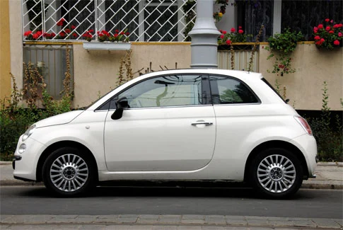 weißer Fiat 500 – Beispiel für Gebrauchtwagenankauf Moormerland
